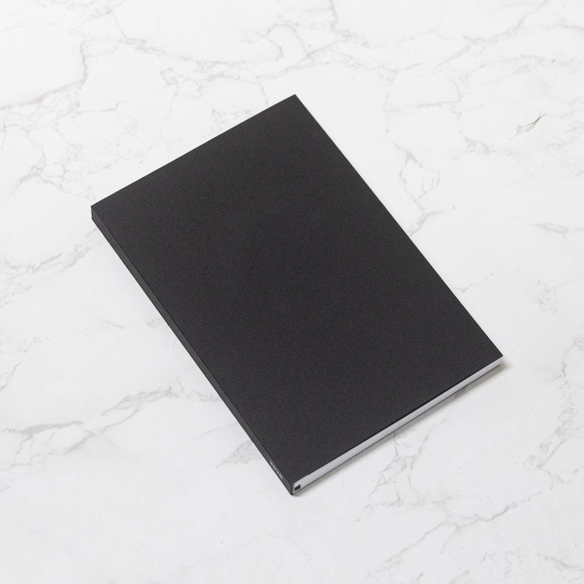 PREMIUM - Notebook · Lay-flat · 144 páginas · Tamaño similar a A5