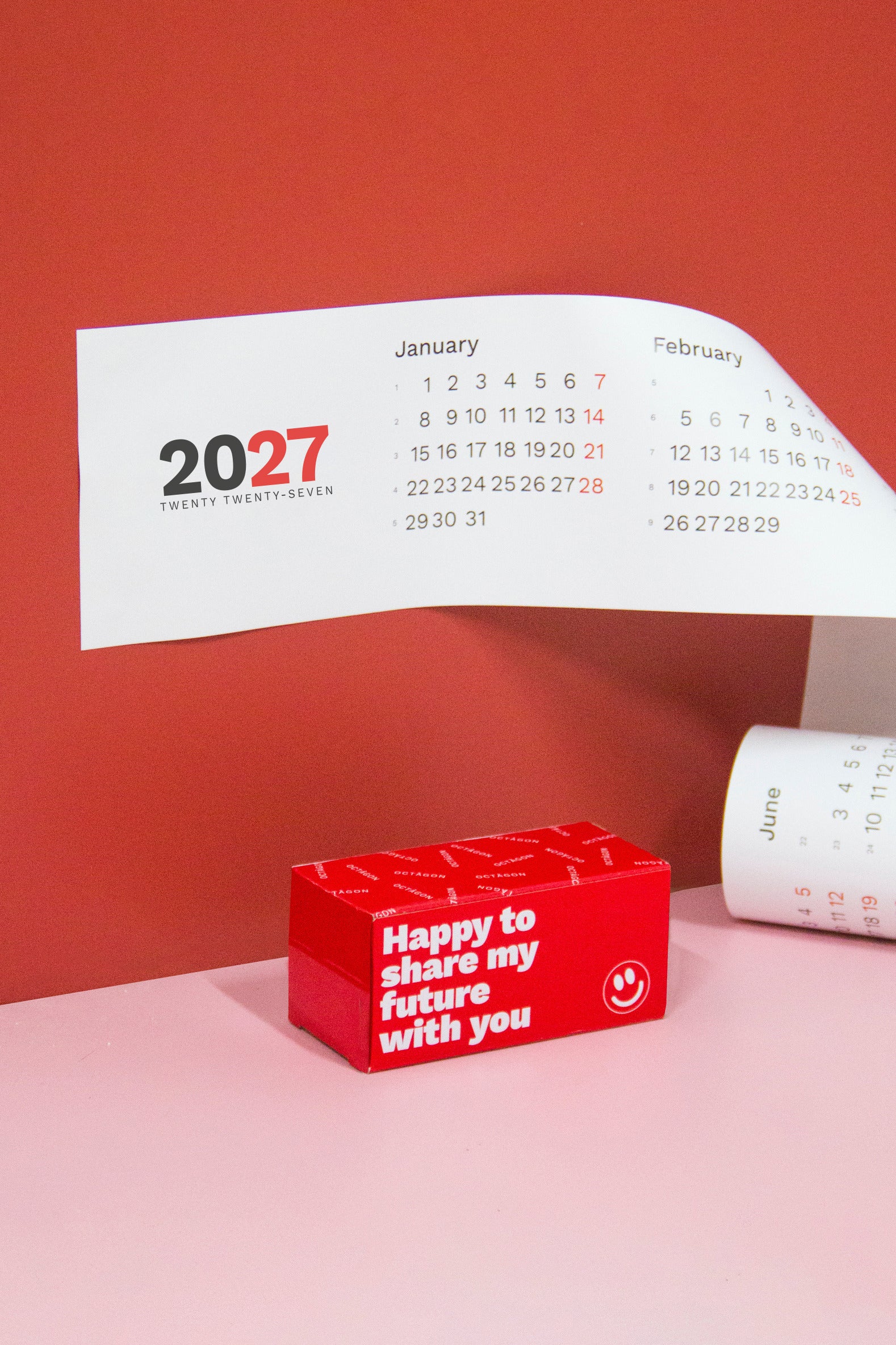 2027 Horizontal Calendar by Octàgon Design. The calendar and his packaging.