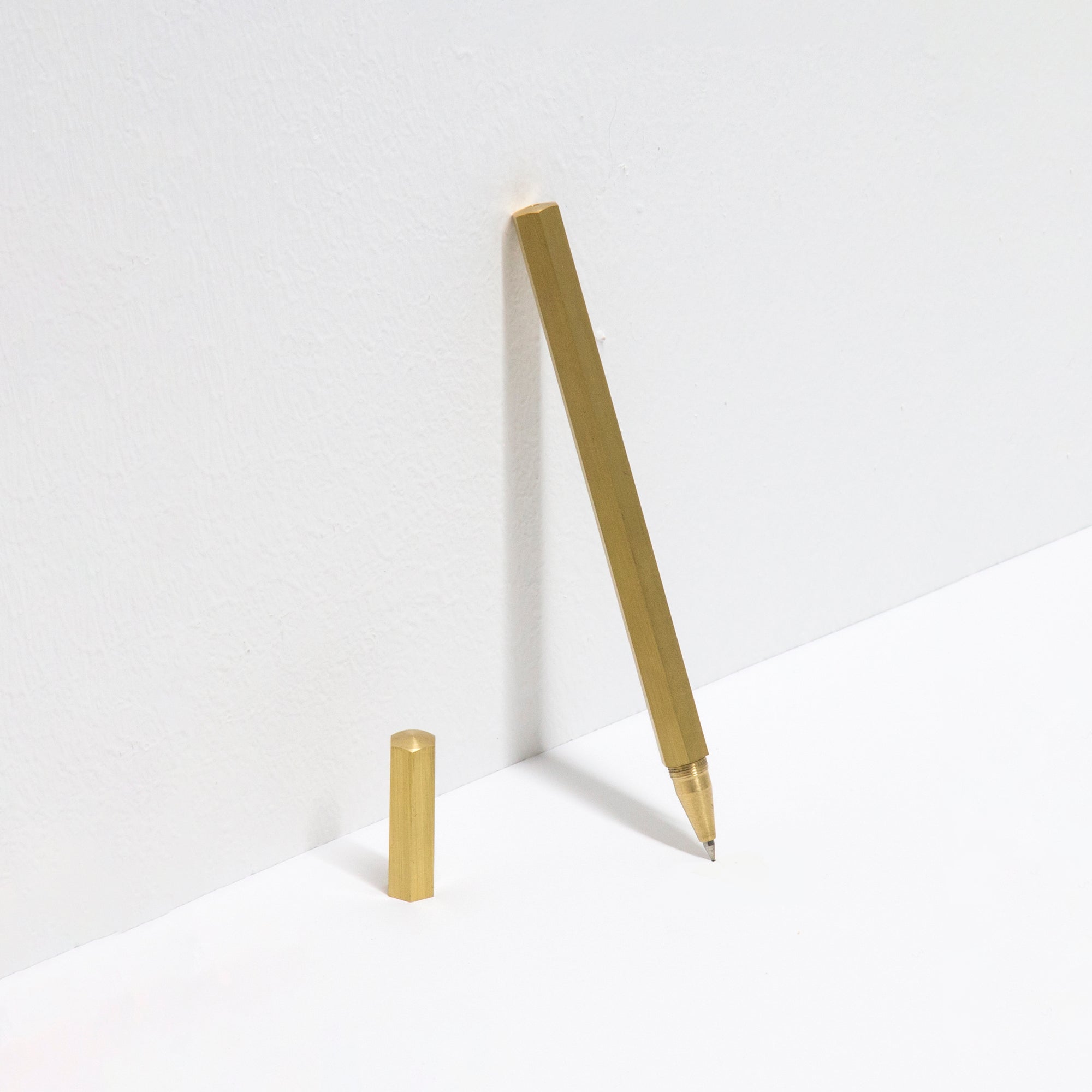 Octàgon Design Legacy Pen, minimal design gold color