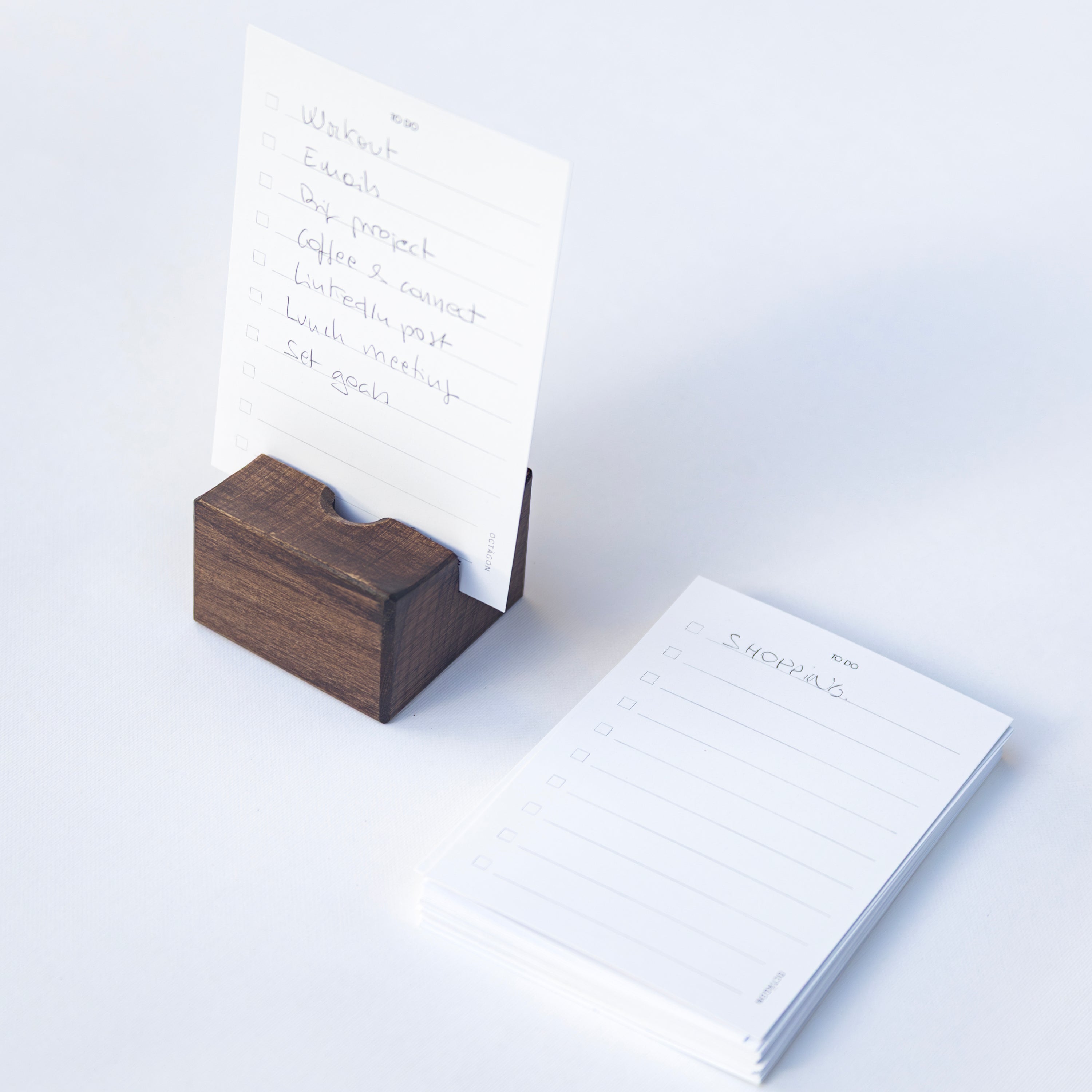 Min Point pencil holder and wooden card holder with the Min Cards – To Do / Notes
