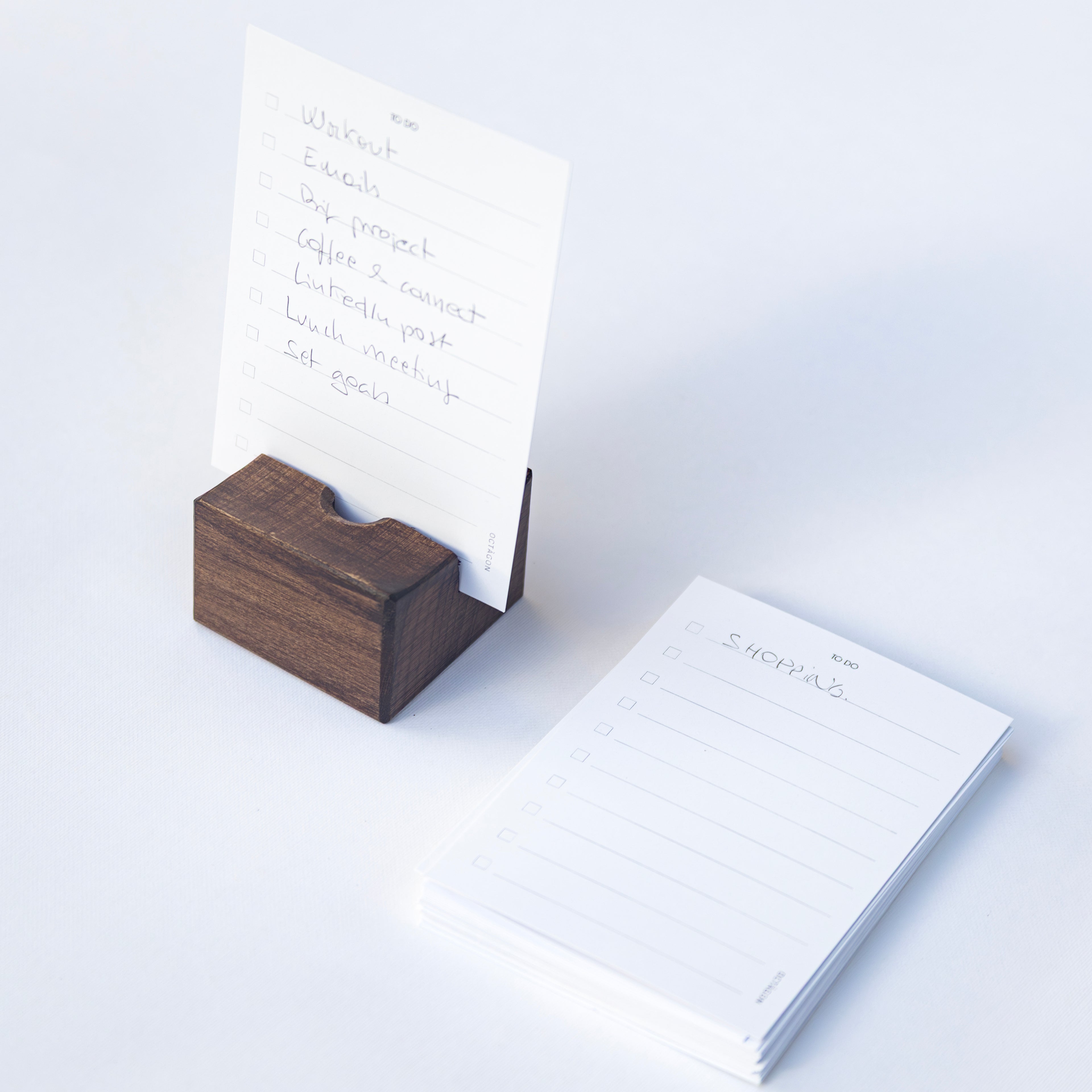 Min Point pencil holder and wooden card holder with the Min Cards – To Do / Notes