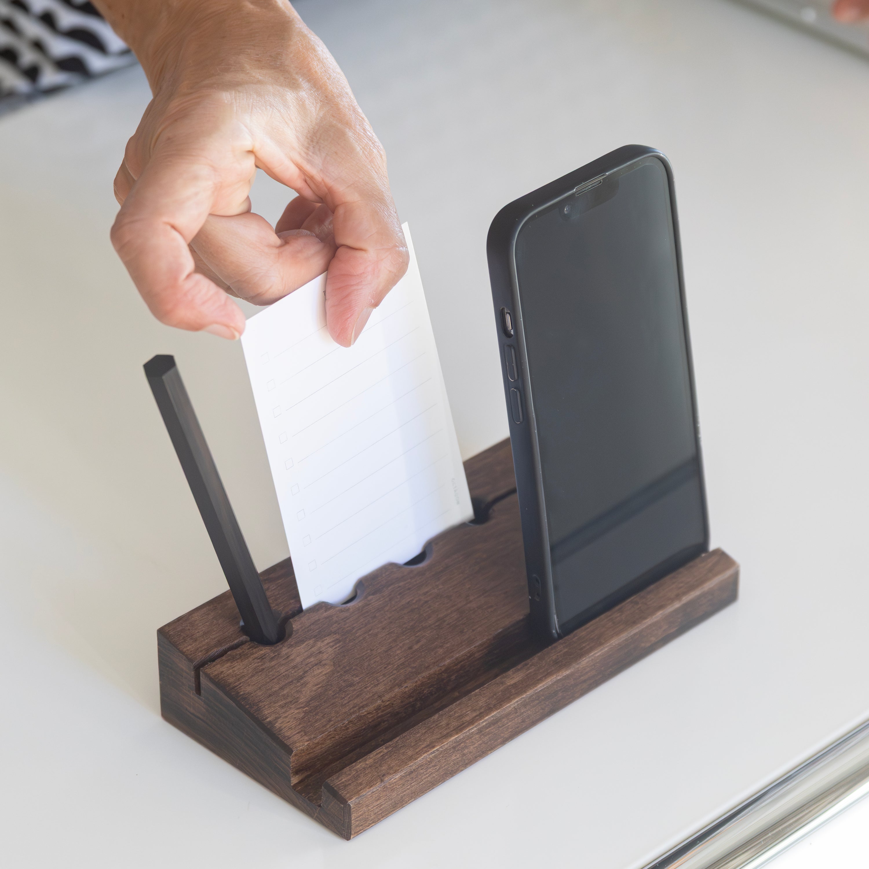 Min Prism wooden phone stand with a smartphone and Octàgon Eternal Pencil and Min Cards – To Do / Notes on a light surface