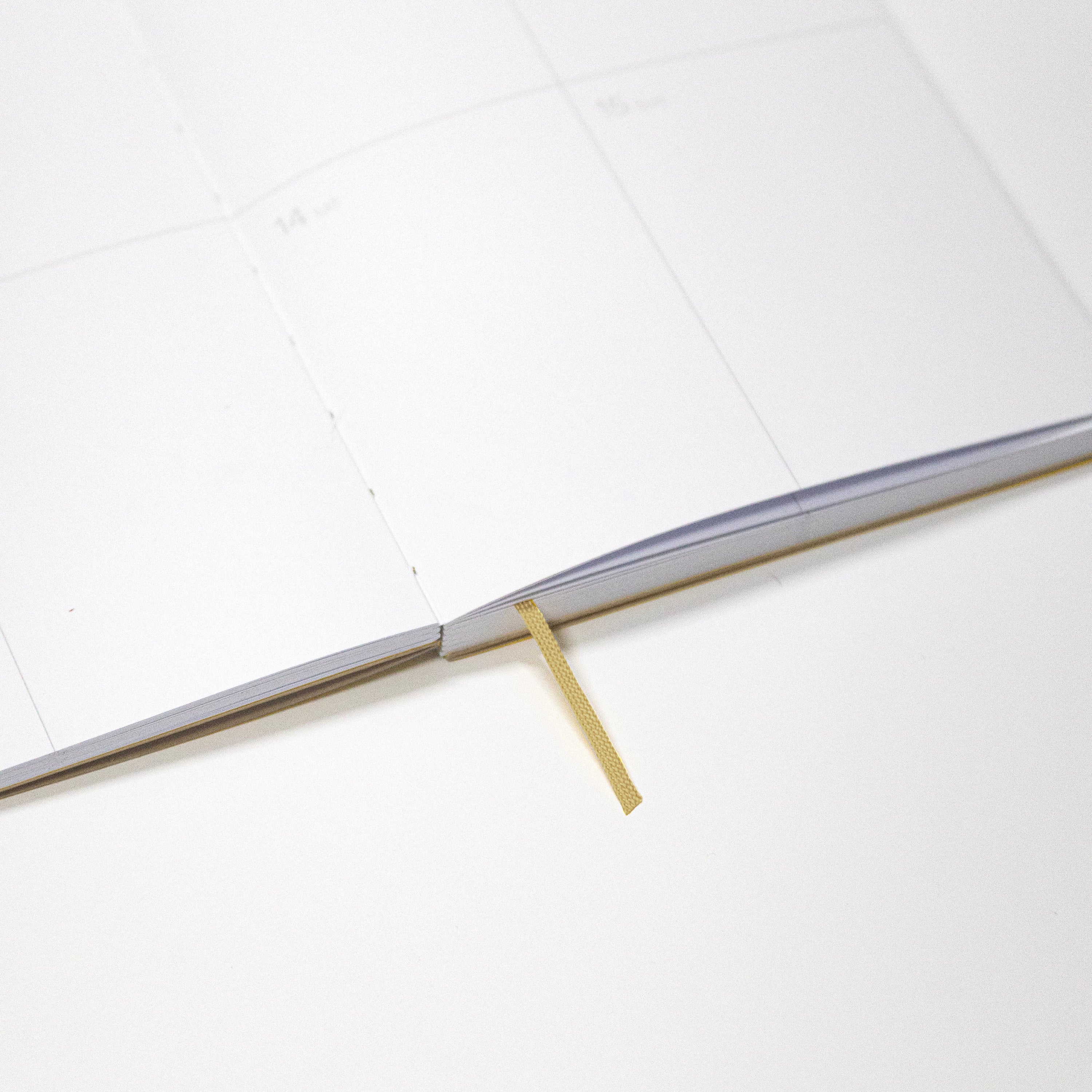 2026-2027 Weekly Planner · Planificador semanal · Tamaño similar A5 · Exposed Spine