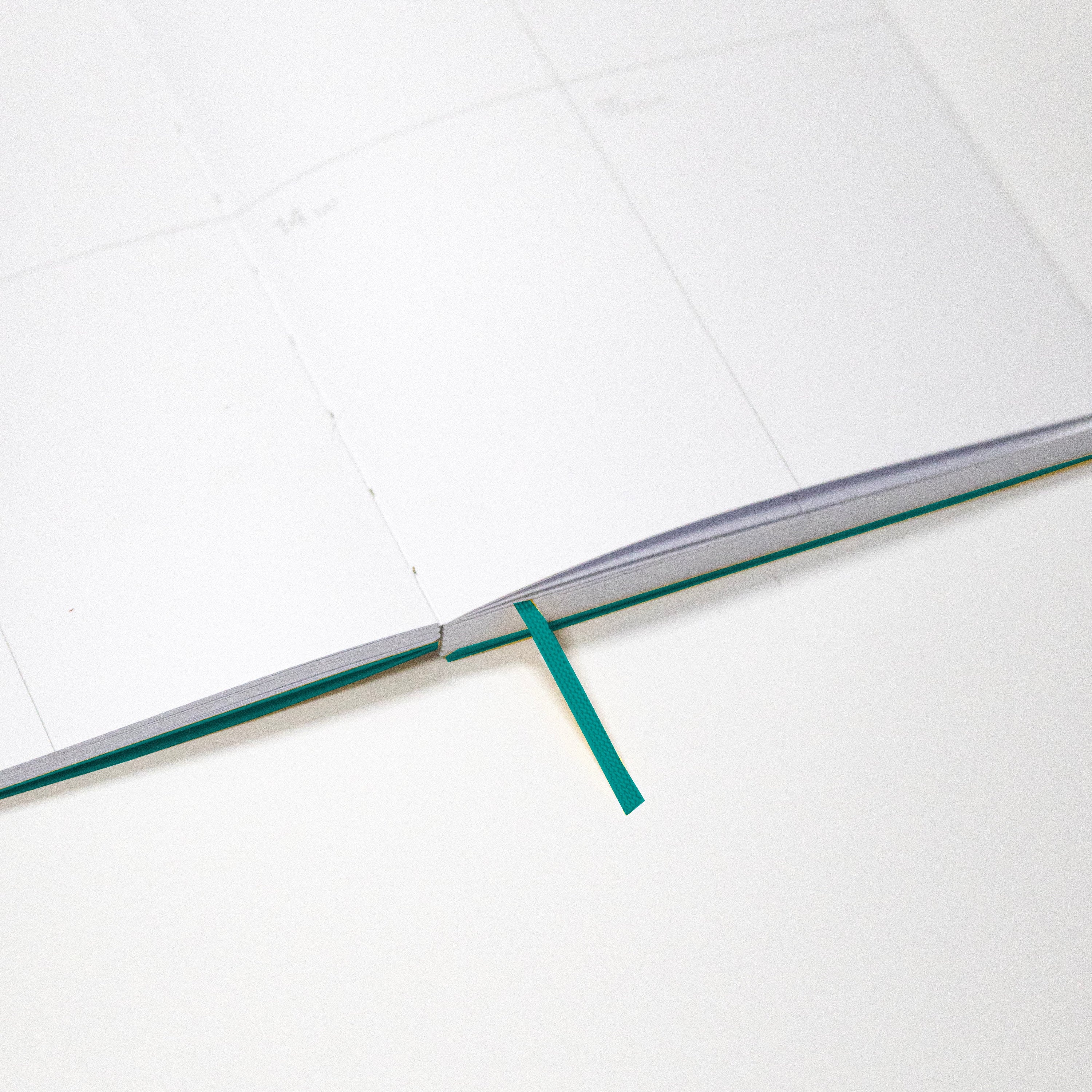 2026-2027 Weekly Planner · Planificador semanal · Tamaño similar A5 · Exposed Spine