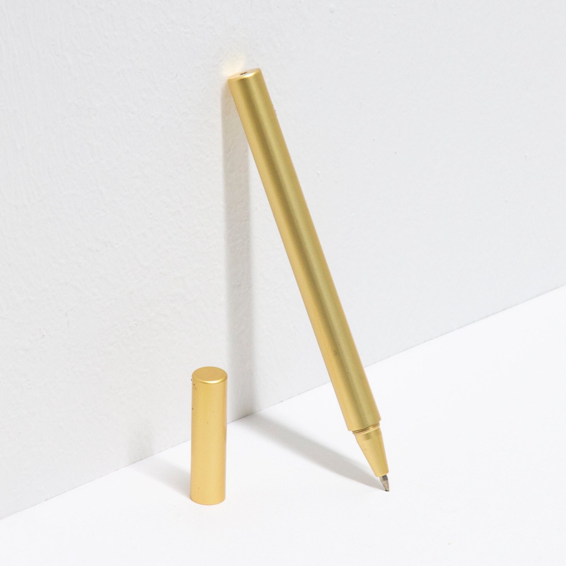 Golden Script Minimal Pen · Circular · Satin Gold – OCTÀGON DESIGN