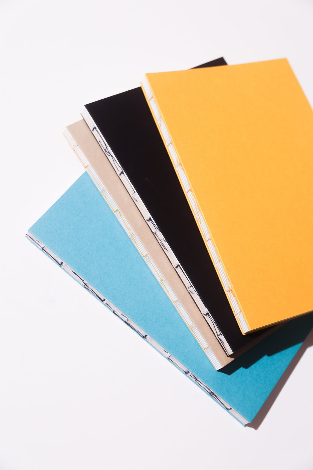 Open Spine Notebook 13,5x20 cm (80 pages) · Dotted. Exposed spine detail.