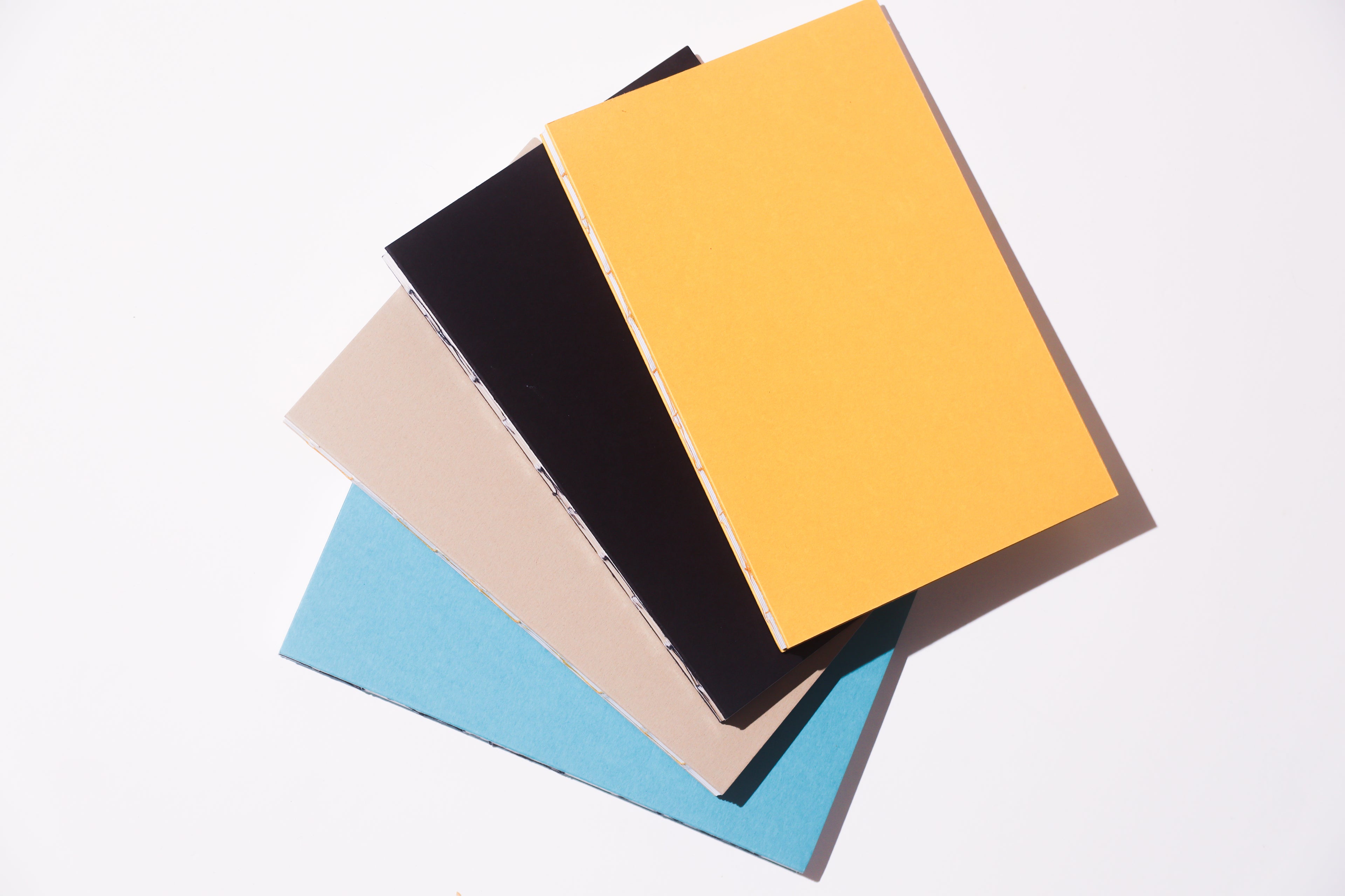 Open Spine Notebook 13,5x20 cm (80 pages) · Dotted. Exposed spine detail.