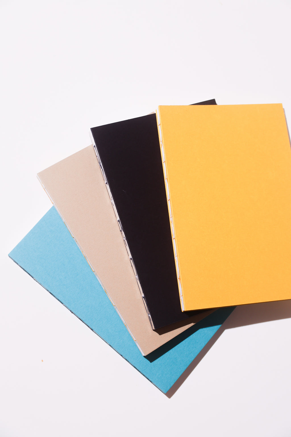 Open Spine Notebook 13,5x20 cm (80 pages) · Dotted. Exposed spine detail.