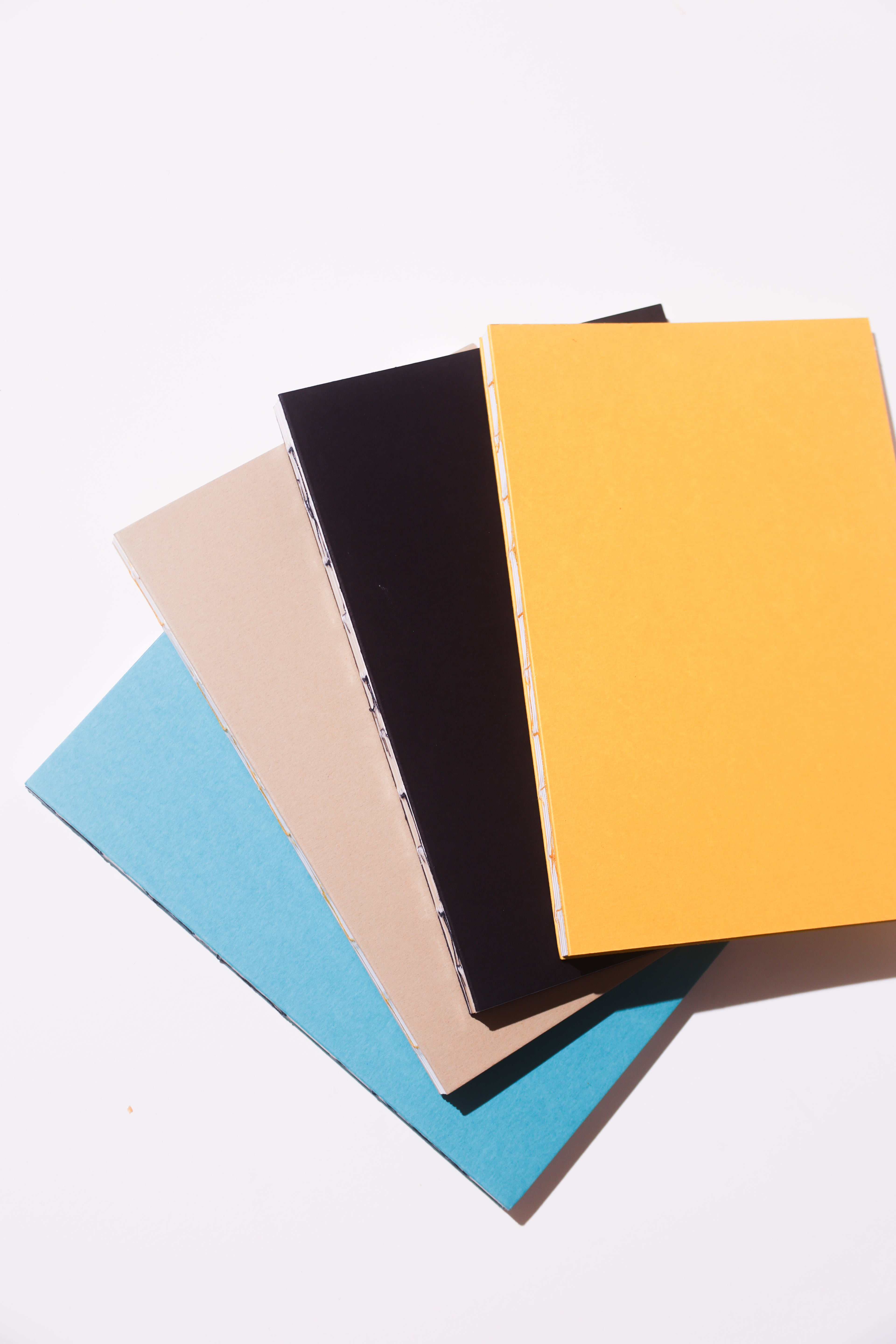 Open Spine Notebook 13,5x20 cm (80 pages) · Dotted. Exposed spine detail.