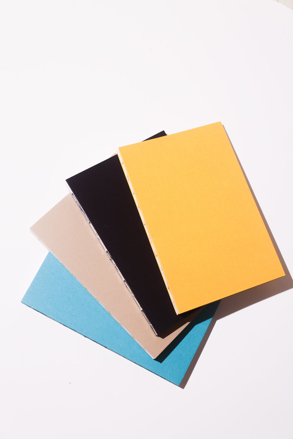 Open Spine Notebook 13,5x20 cm (80 pages) · Dotted. Exposed spine detail.