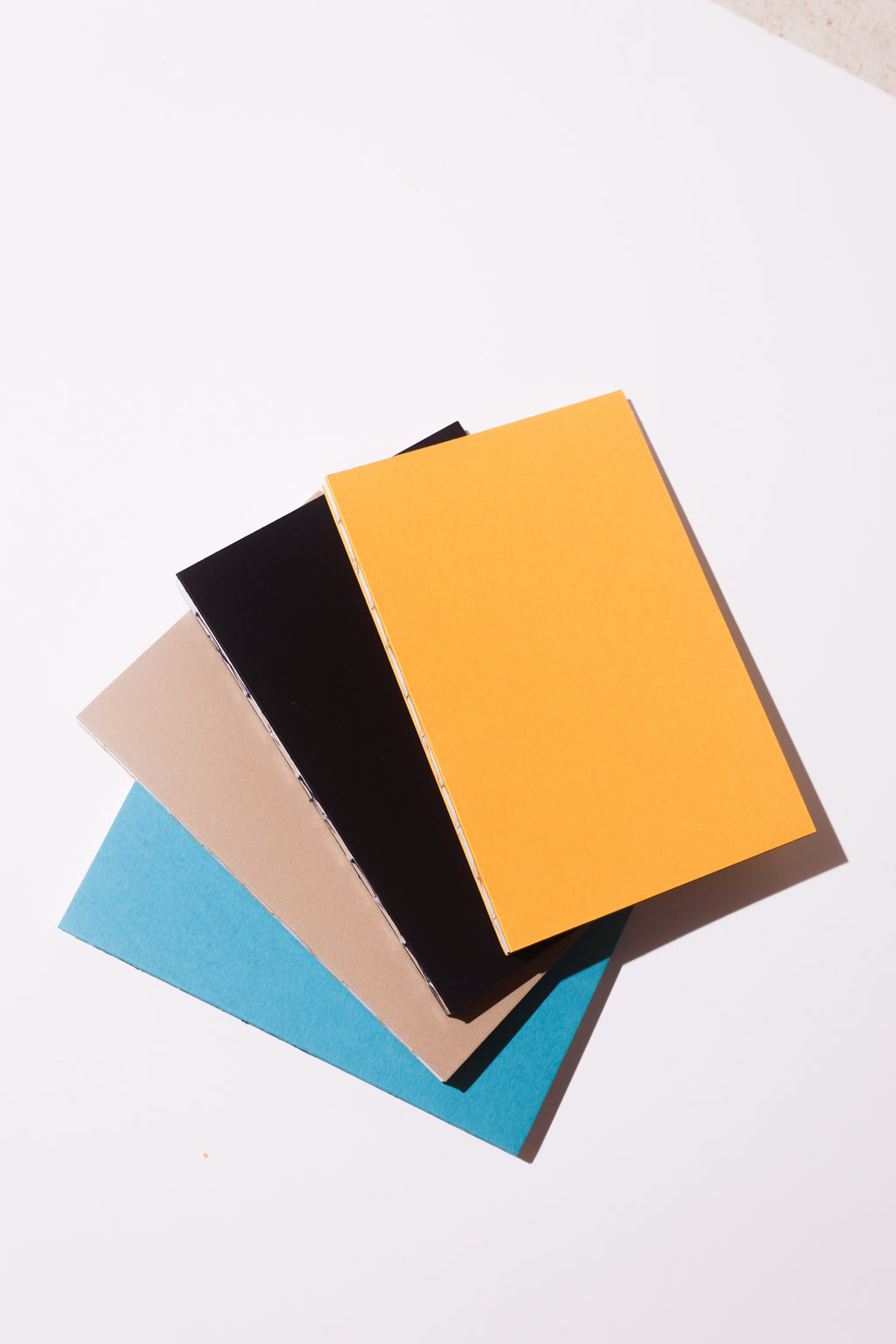 Open Spine Notebook 13,5x20 cm (80 pages) · Dotted. Exposed spine detail.
