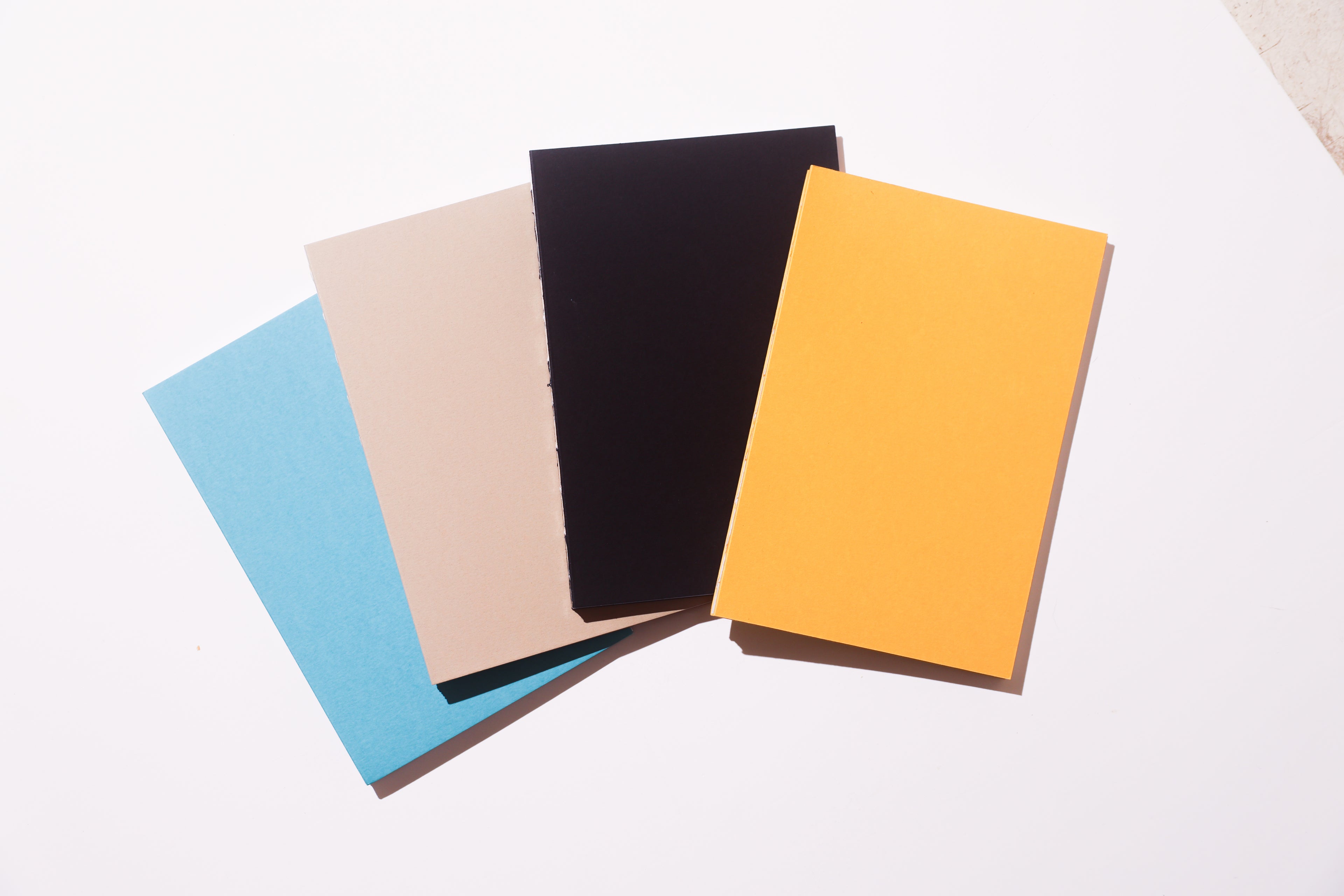 Open Spine Notebook 13,5x20 cm (80 pages) · Dotted. Exposed spine detail.
