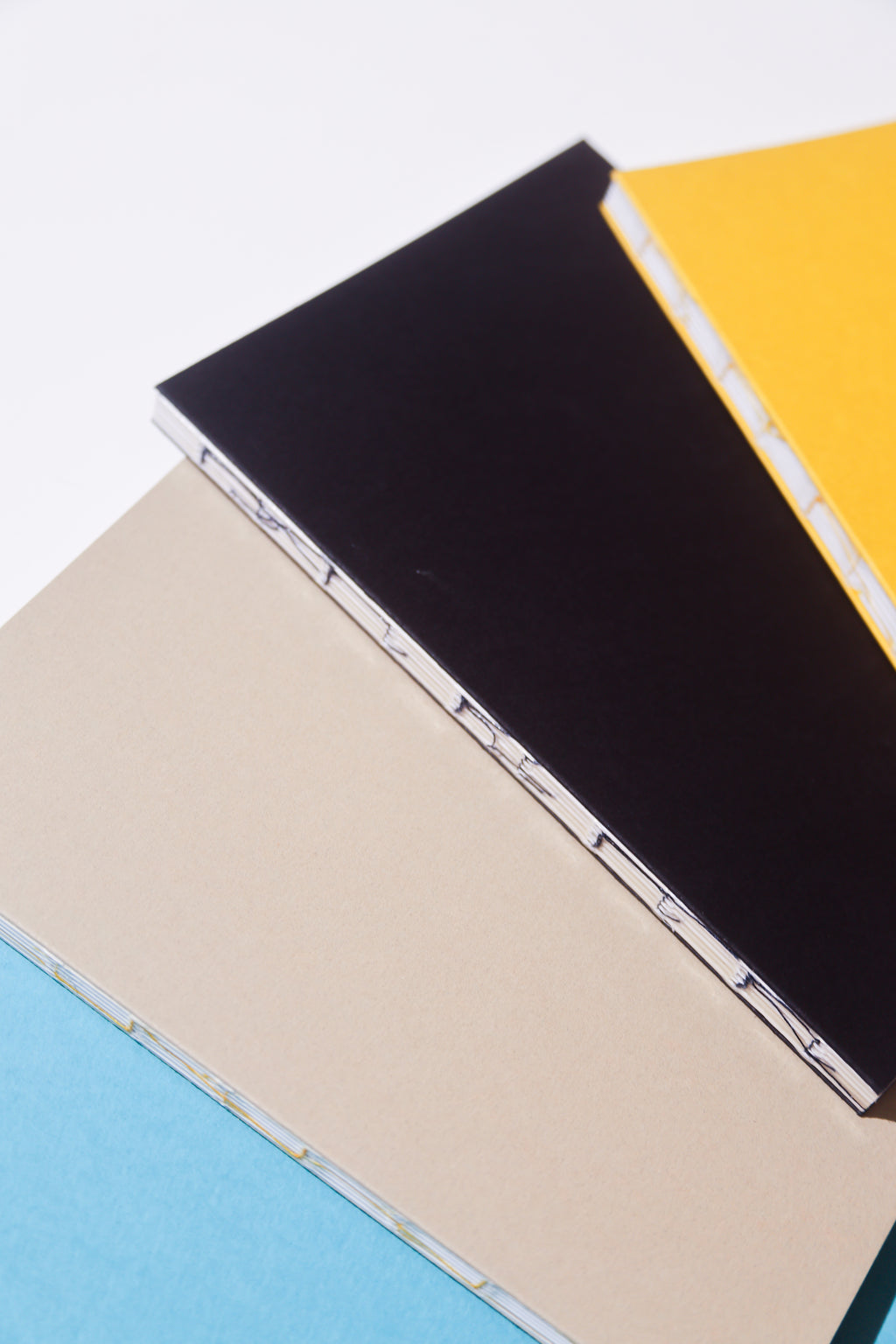 Open Spine Notebook 13,5x20 cm (80 pages) · Dotted. Exposed spine detail.
