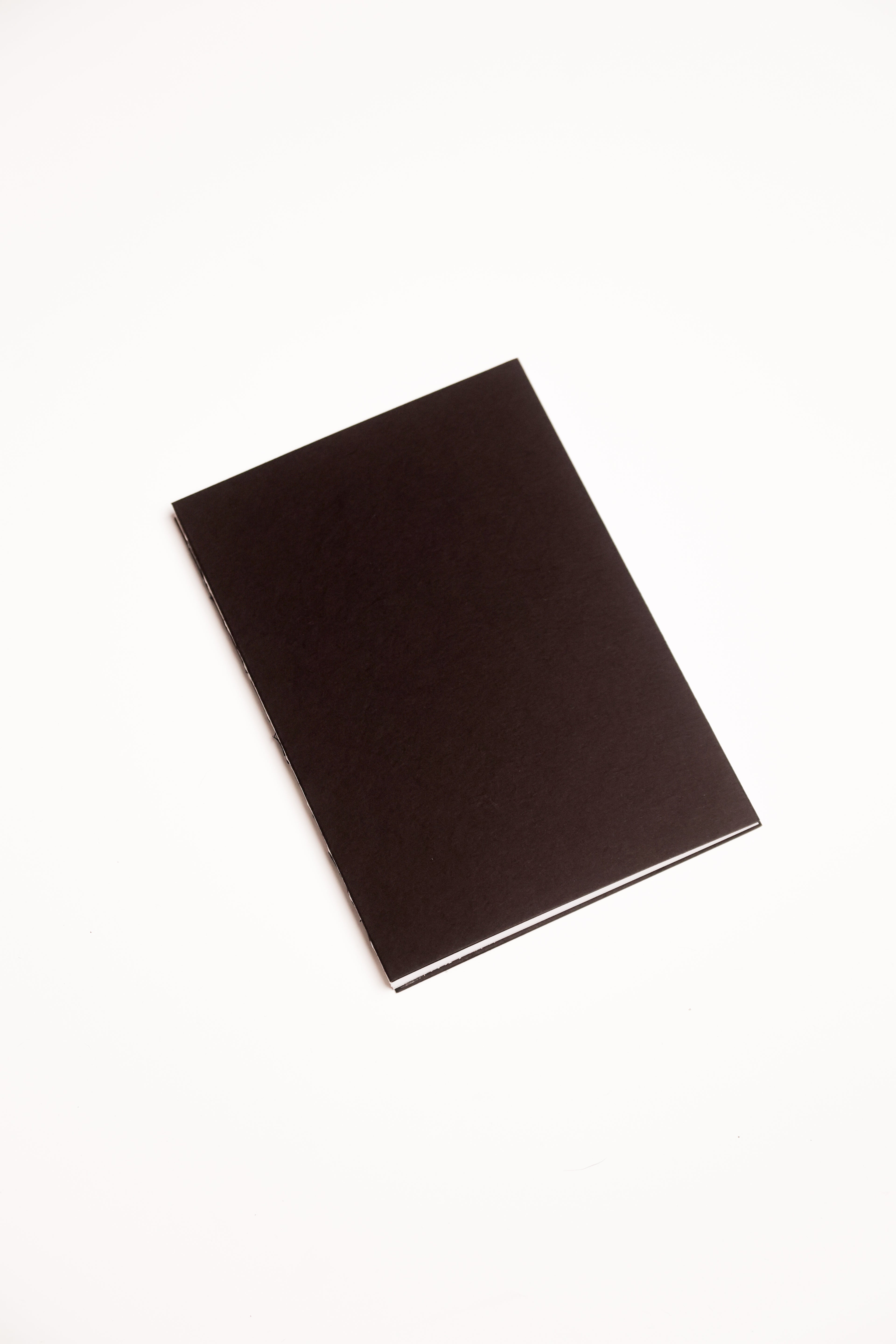 Open Spine Notebook 13,5x20 cm (80 pages) · Dotted. Black color cover.