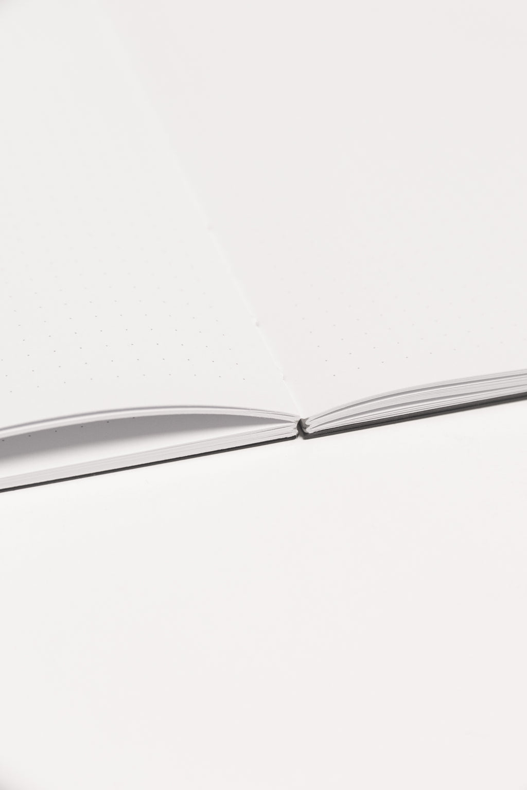 Open Spine Notebook 13,5x20 cm (80 pages) · Dotted. Lay-flat opened notebook. Black color.