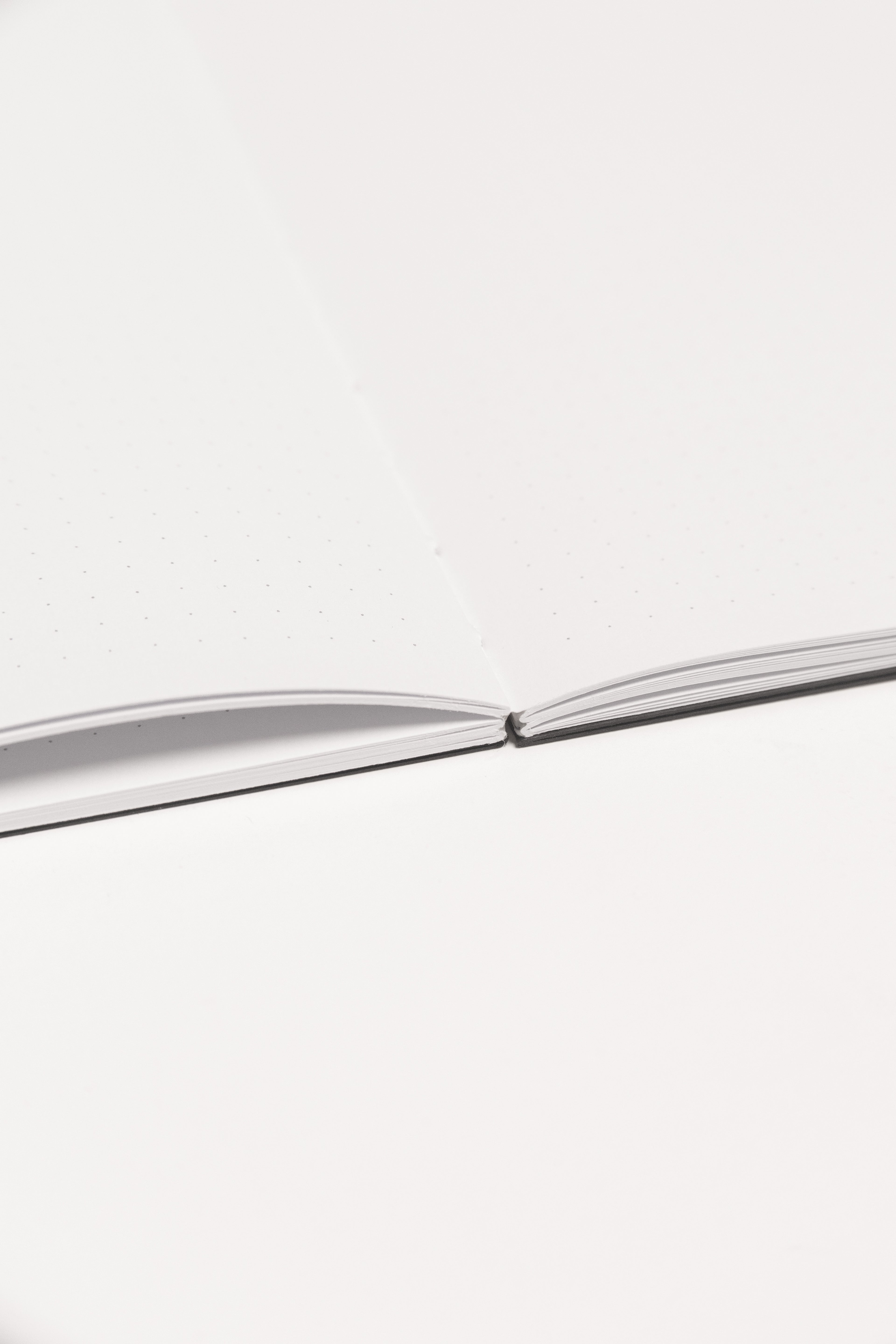 Open Spine Notebook 13,5x20 cm (80 pages) · Dotted. Lay-flat opened notebook. Black color.