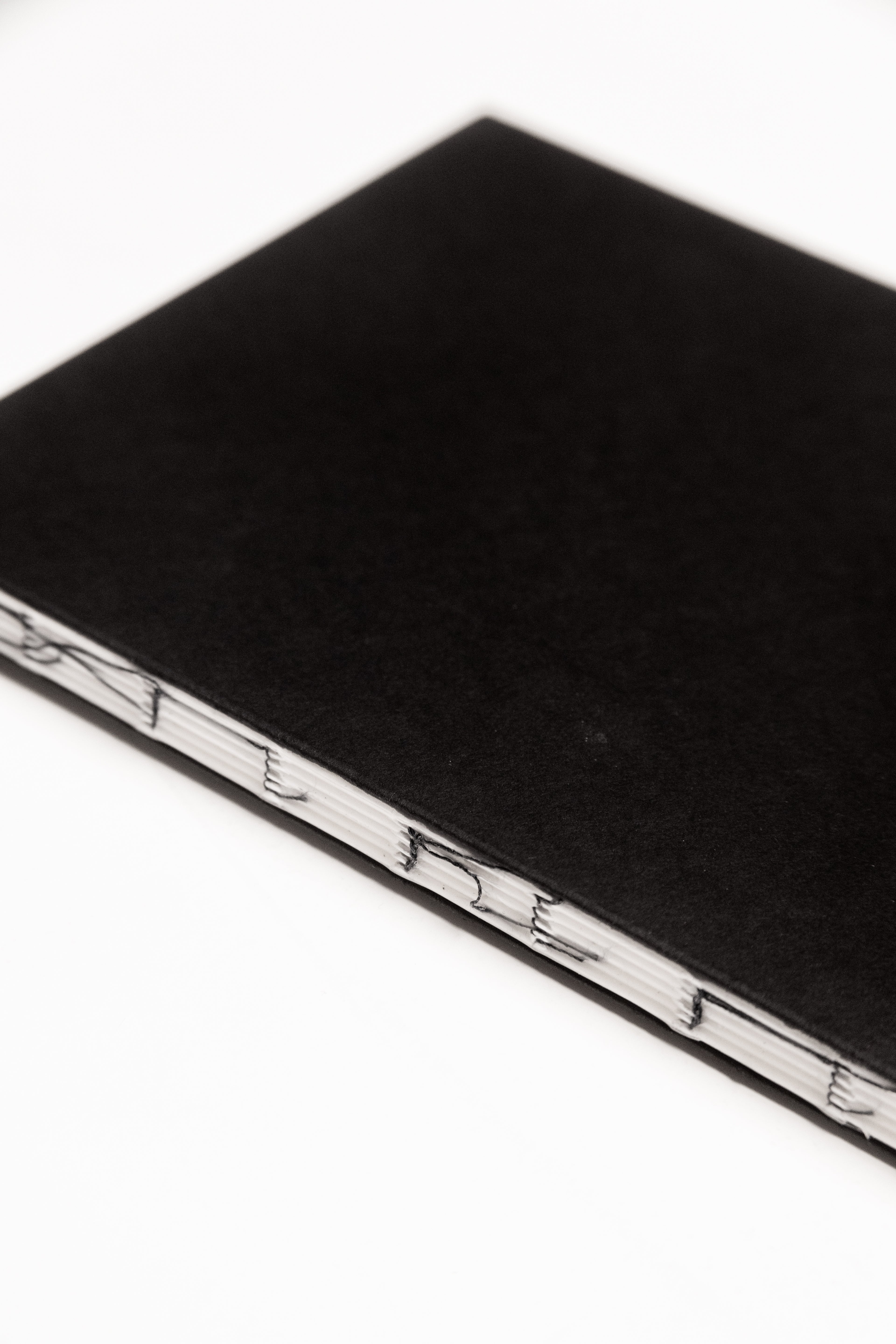 Open Spine Notebook 13,5x20 cm (80 pages) · Dotted. Exposed spine detail.