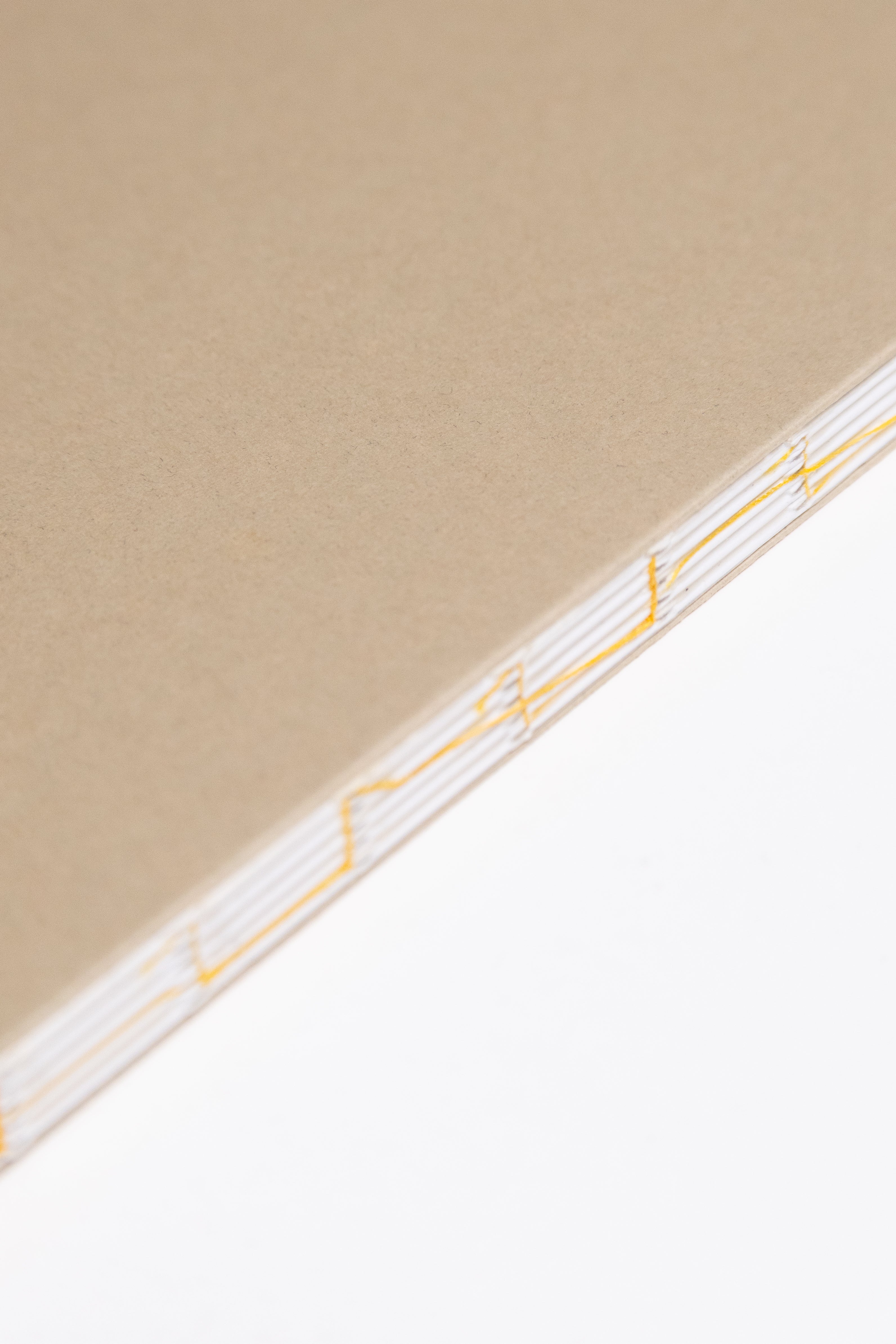 Open Spine Notebook 13,5x20 cm (80 pages) · Dotted. Exposed spine detail. Camel color.