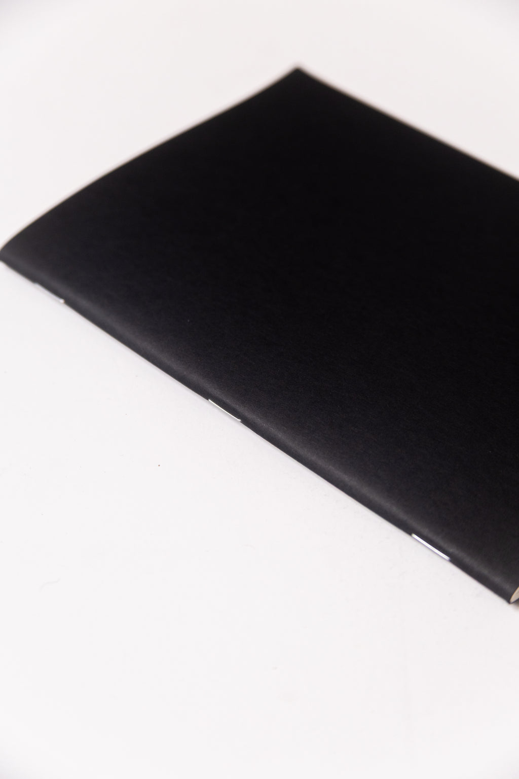 Black Dotted Notebook 13.5x20 cm (A5) | Octàgon Design. Binding detail.