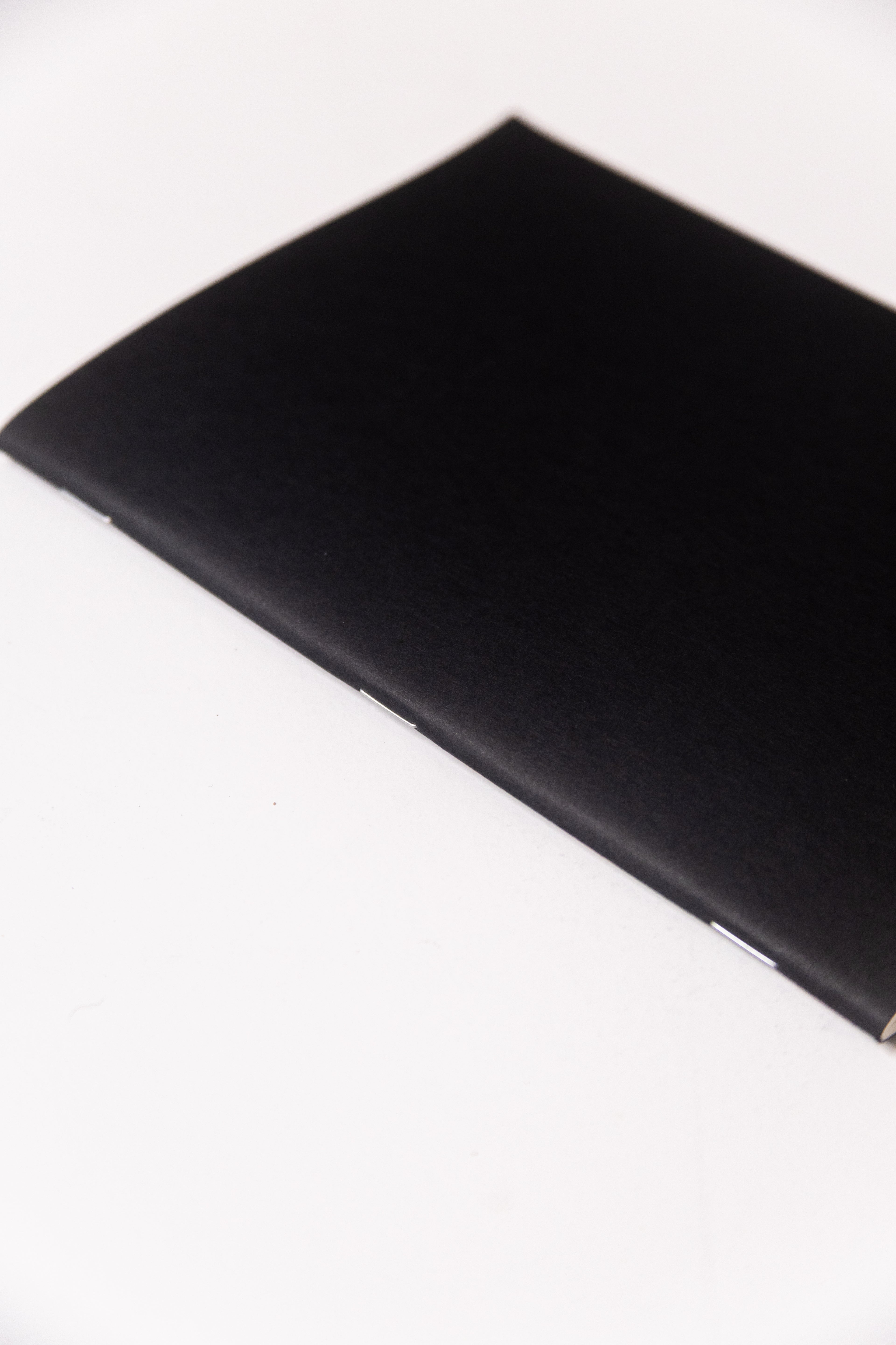 Black Dotted Notebook 13.5x20 cm (A5) | Octàgon Design. Binding detail.