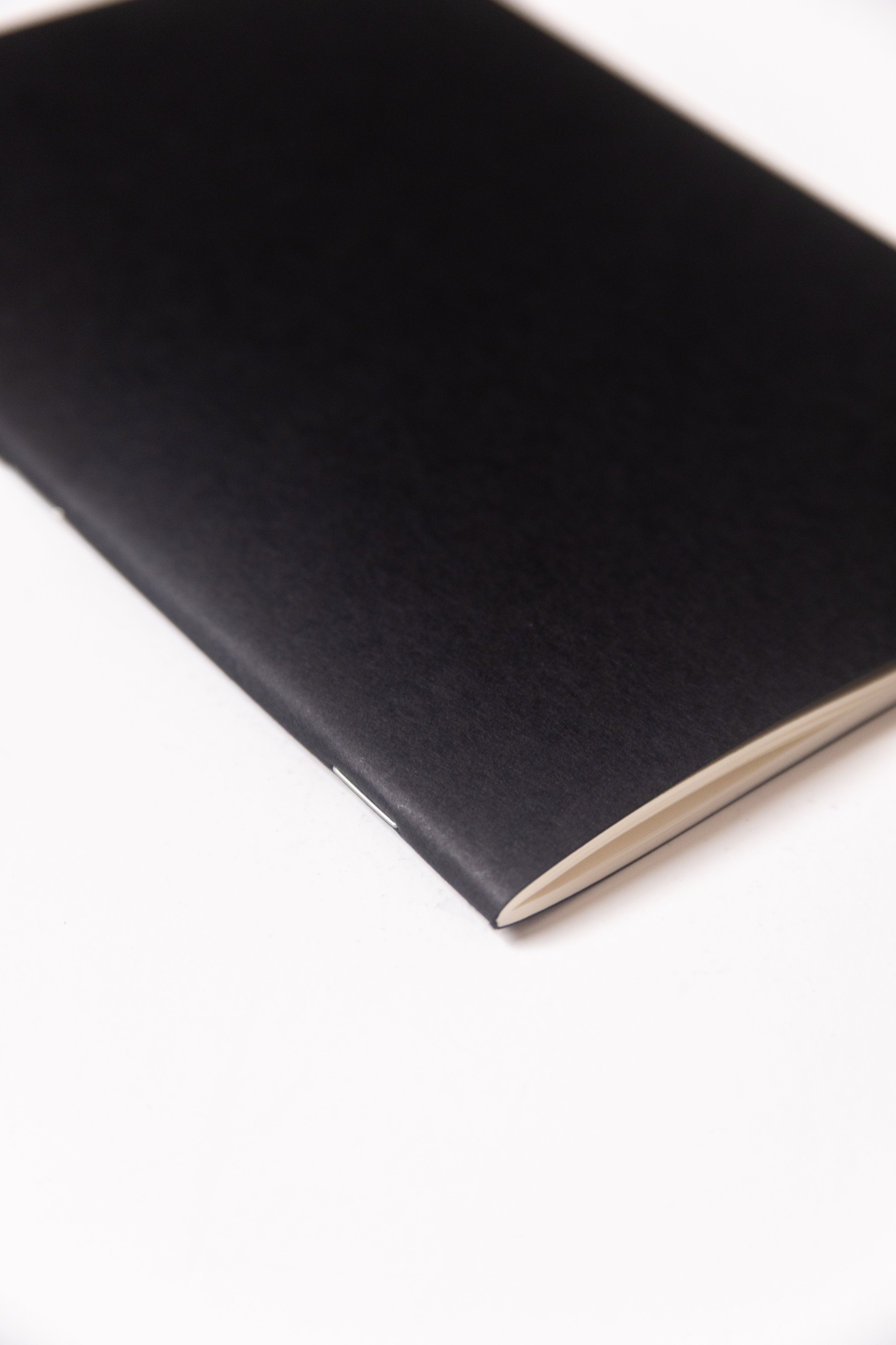 Black Dotted Notebook 13.5x20 cm (A5) | Octàgon Design. Binding detail.