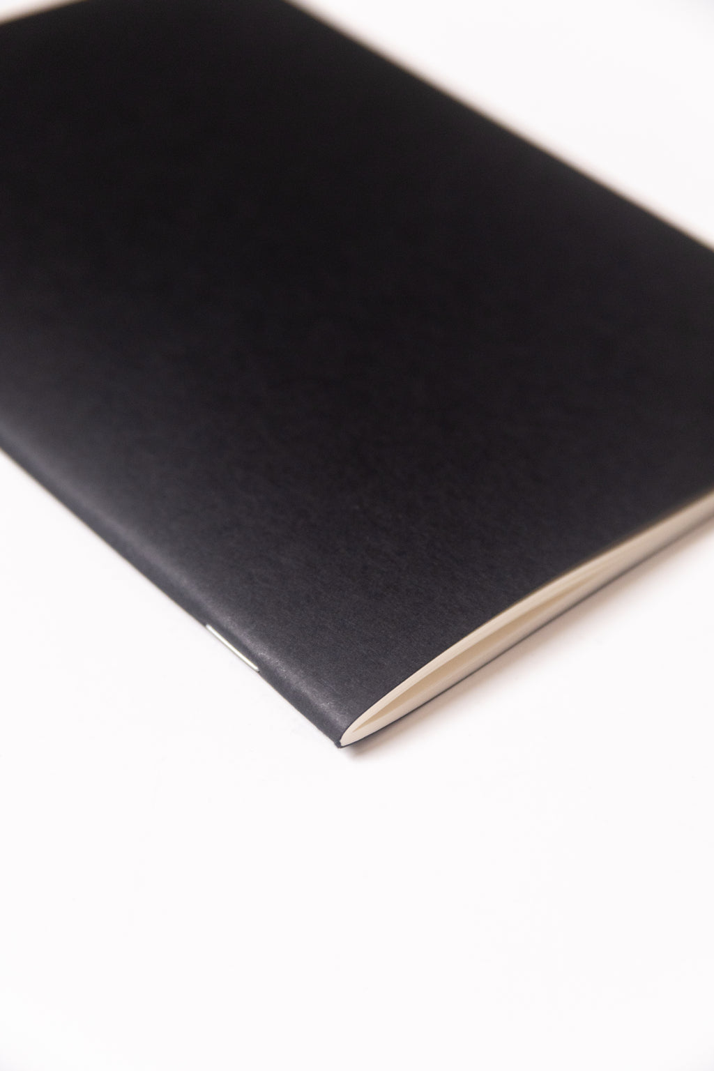 Black Dotted Notebook 13.5x20 cm (A5) | Octàgon Design. Binding detail.