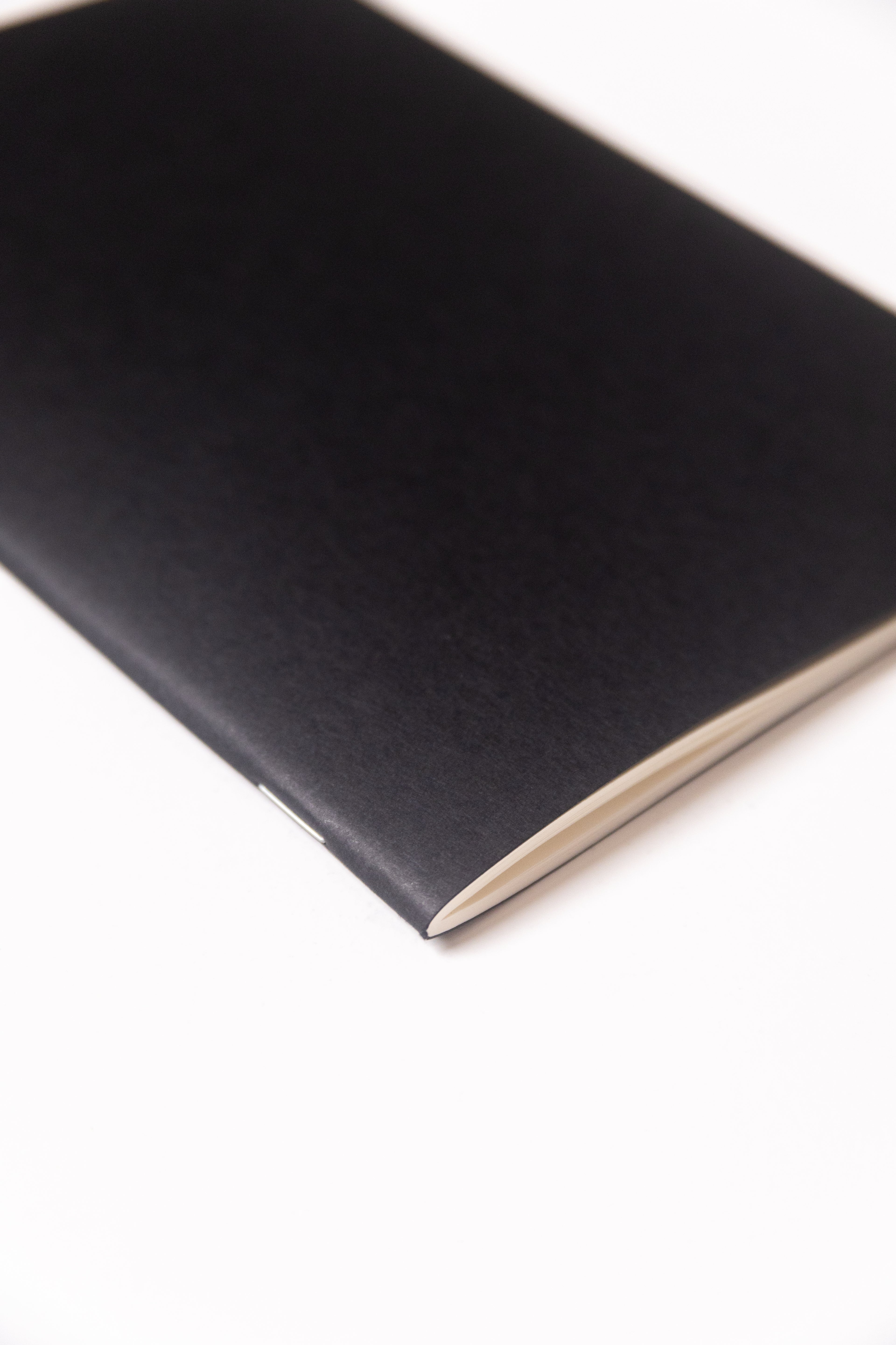 Black Dotted Notebook 13.5x20 cm (A5) | Octàgon Design. Binding detail.