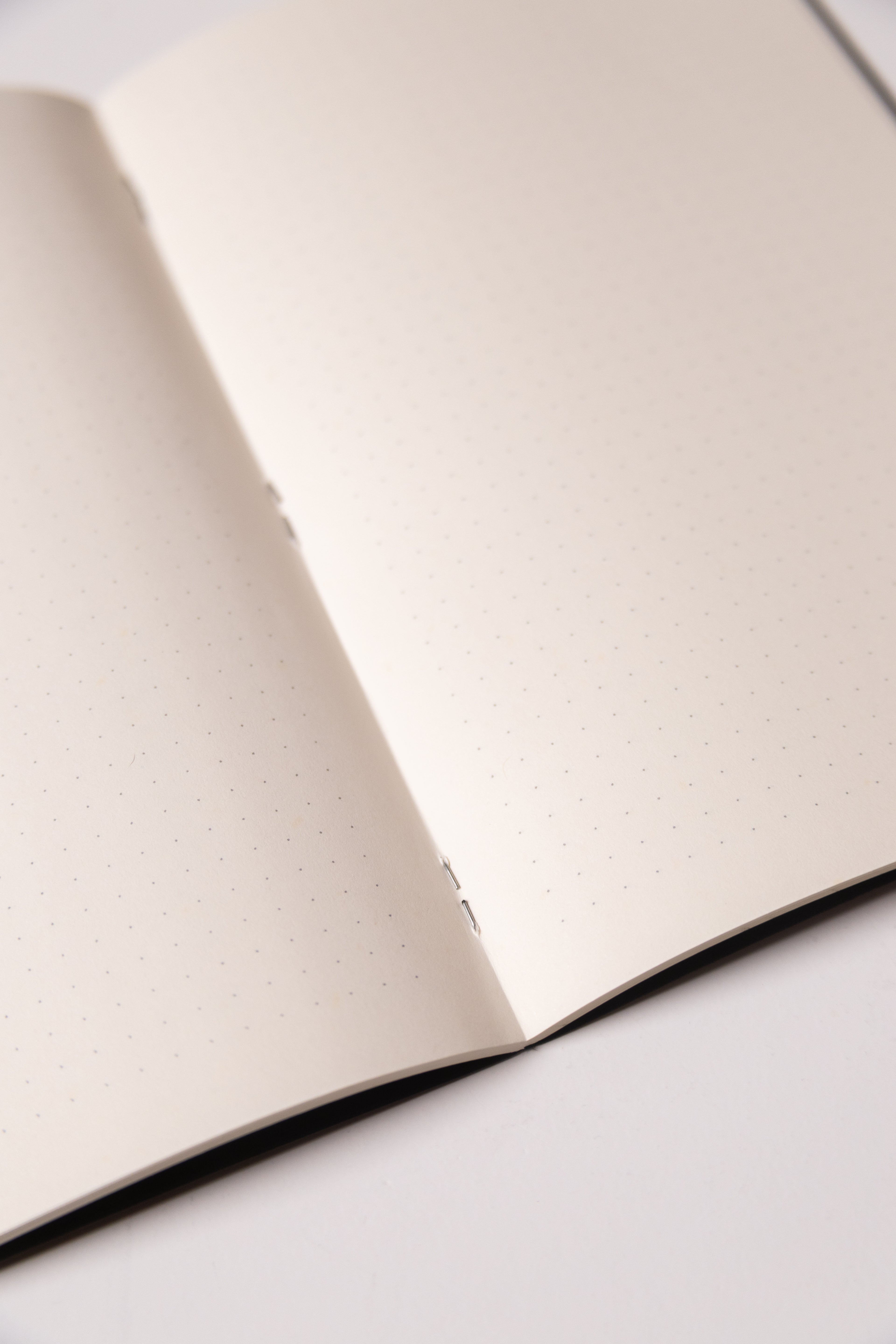 Black Dotted Notebook 13.5x20 cm (A5) | Octàgon Design. Binding detail.