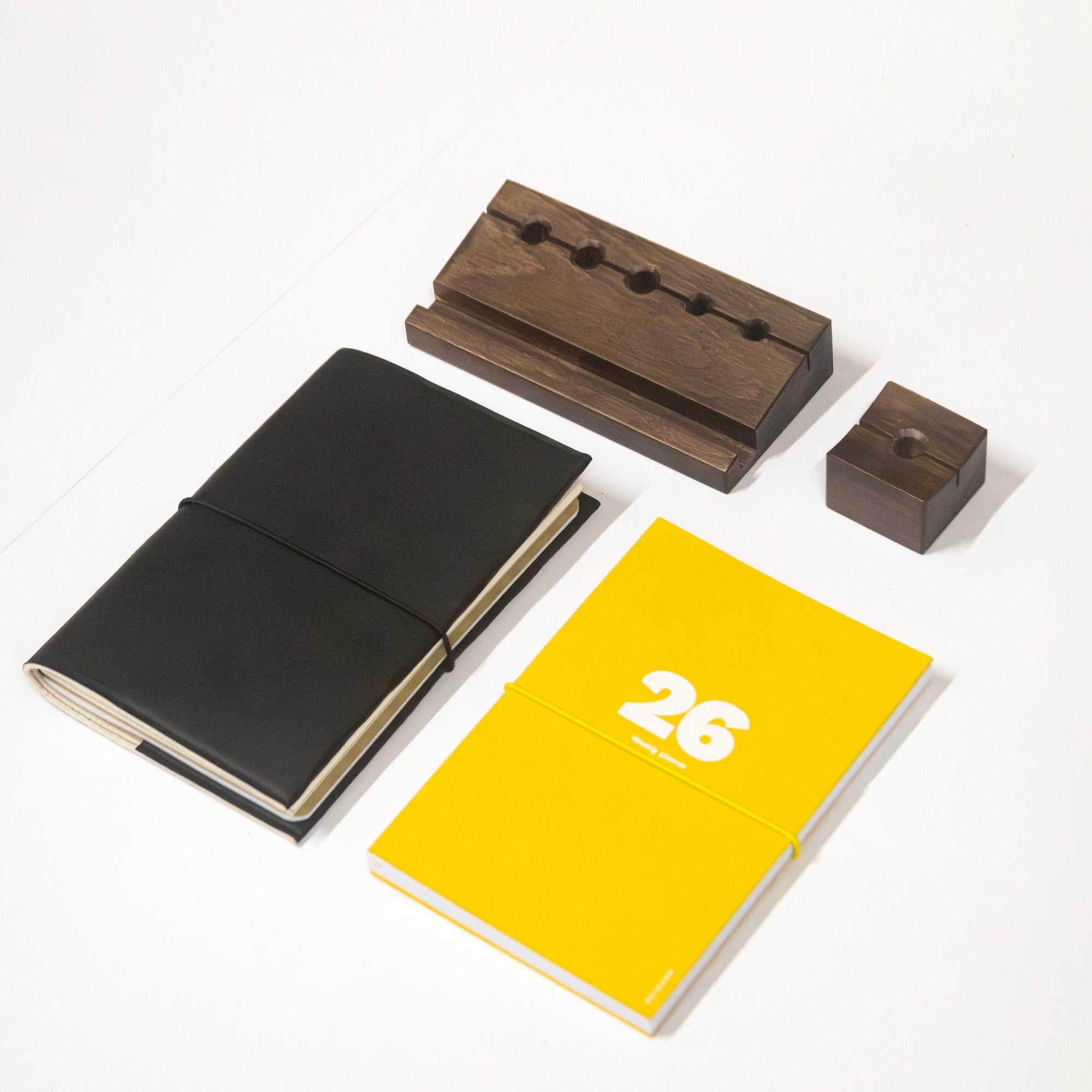 Cover PRO with notebooks, yellow 2026 Weekly Planner, and two Min Pencil holders on a white background