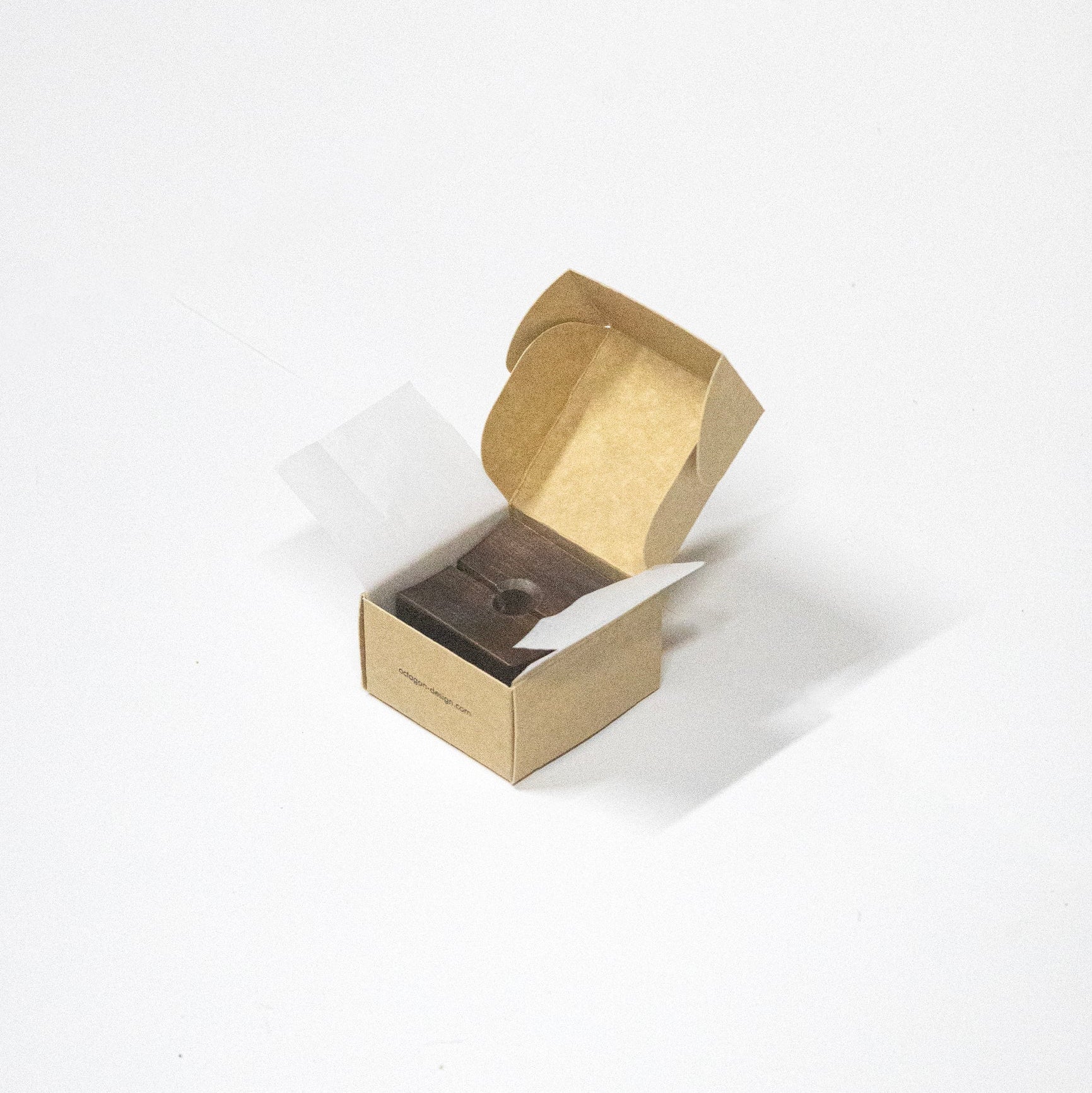 Min Point pencil holder and wooden card holder with the Min Cards in his packaging