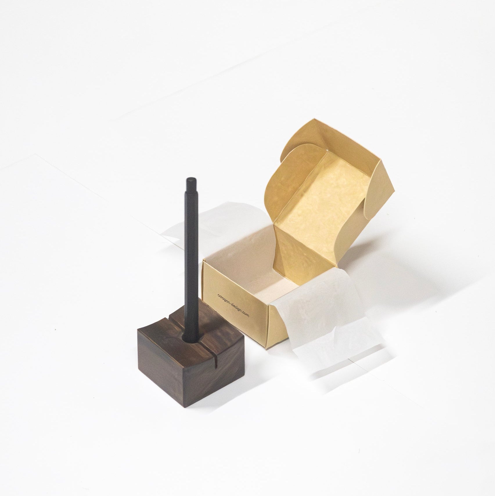 Min Point pen holder with geometric design with his packaging on a white background