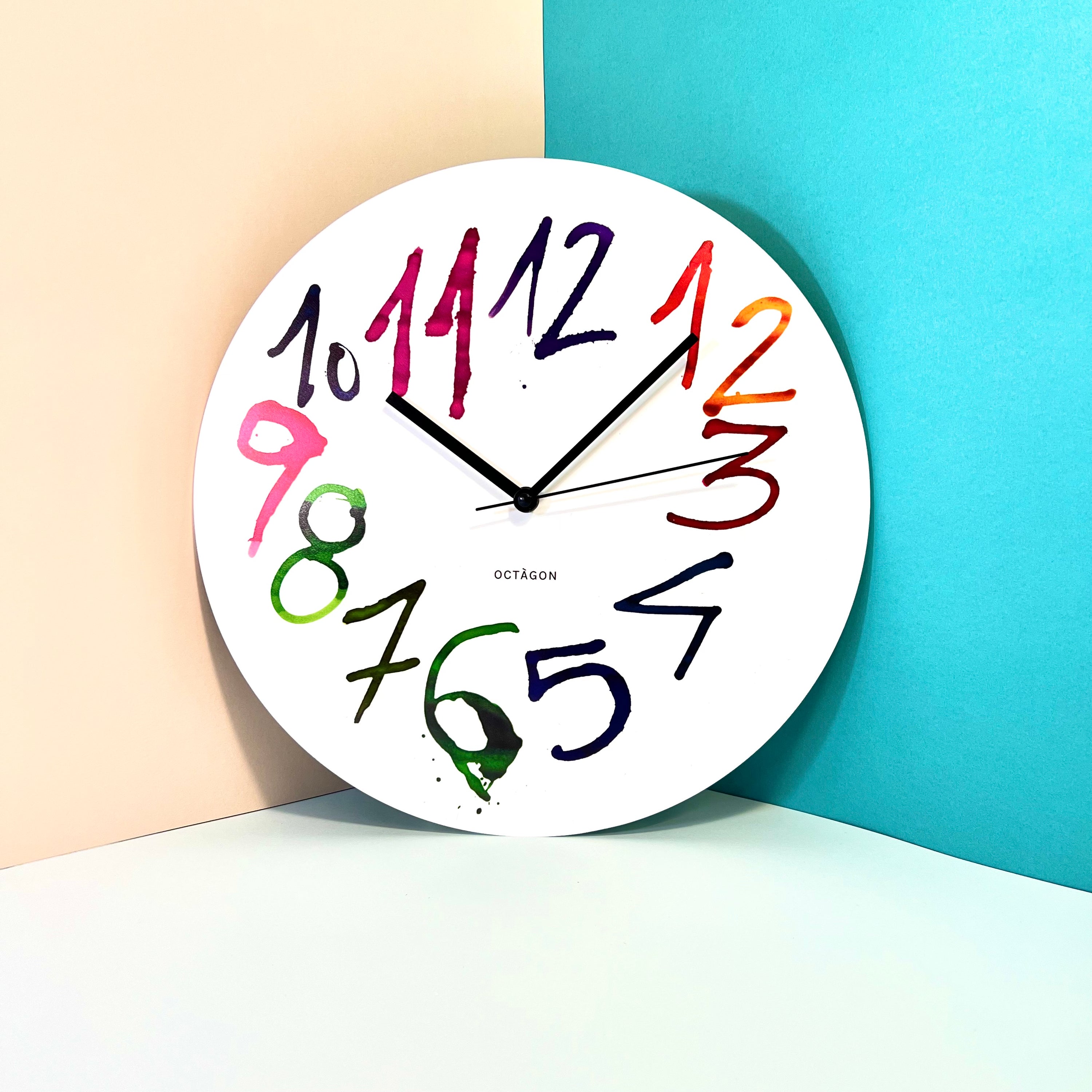 "Pepa" clock on a colored wall | Reloj "Pepa" en una pared de colores. | Rellotge "Pepa" en una paret de colors.