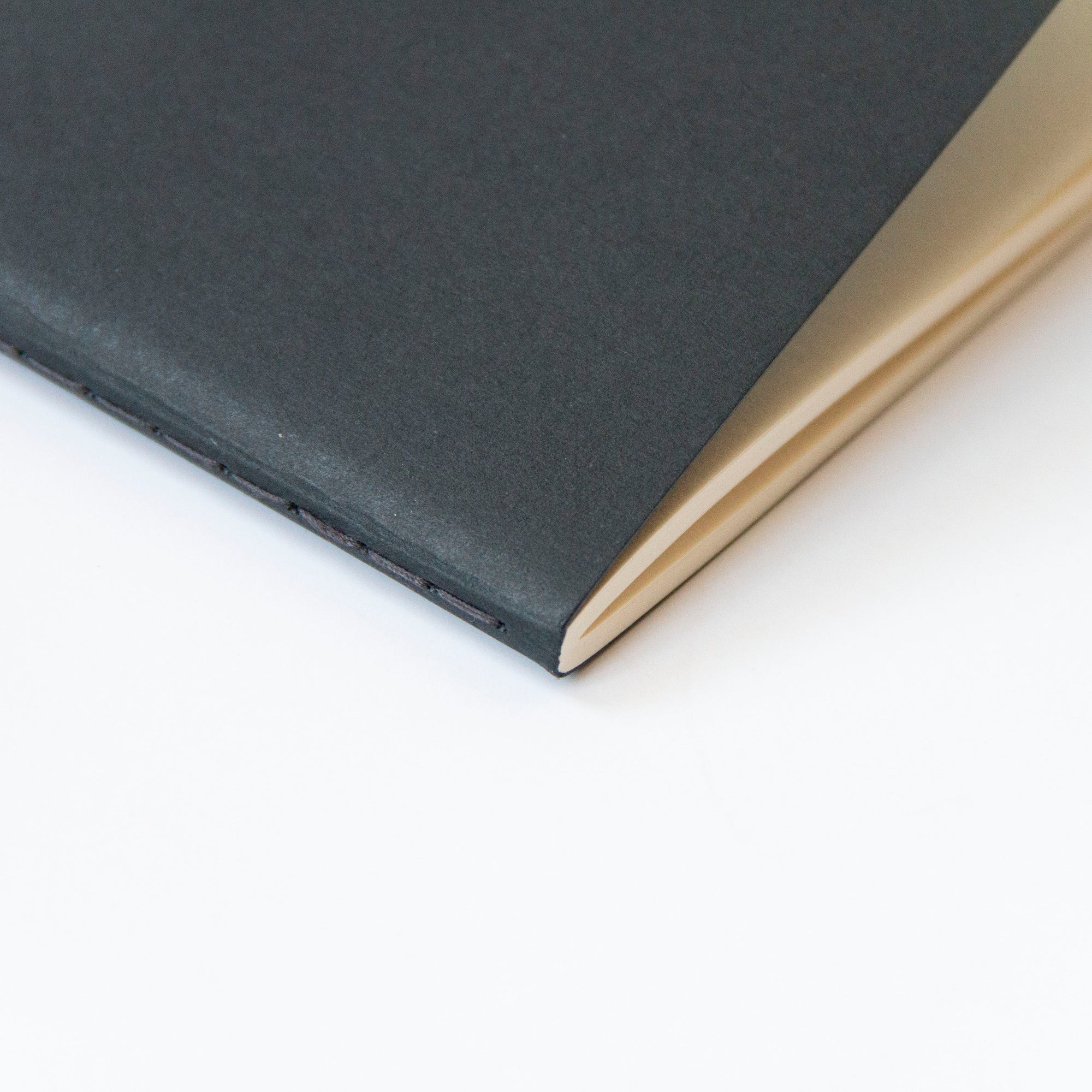 OCTÀGON DESIGN | "Black" details. Binding with black thread.