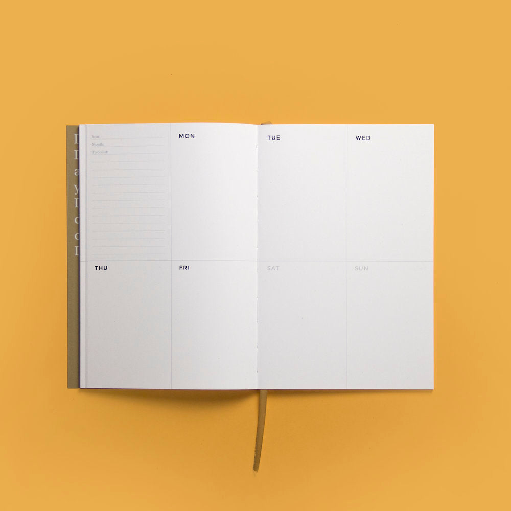 Inner of the weekly planner model "Plan your week" on a orange surface. | Interior del planificador semanal modelo "Plan your week" sobre una superficie naranja. | Interior del planificador setmanal model "Plan your week" sobre una superfície taronja.